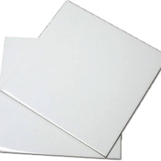 Azulejo cerámico de alta calidad con acabado blanco brillante, especialmente indicado para proyectos de personalización mediante grabado láser. Su superficie lisa y uniforme permite obtener grabados nítidos, definidos y de excelente contraste, ideales para fotografías, diseños decorativos, textos, placas conmemorativas, regalos personalizados y aplicaciones de señalización.